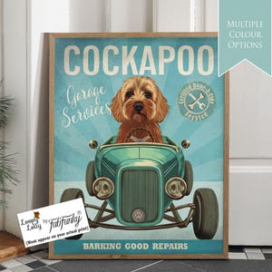 Stampa artistica di un cane Cockapoo dorato in un'auto hot rod, poster di un'officina, cane divertente in stile vintage, stampa personalizzata di un'auto classica per l'arte murale del garage