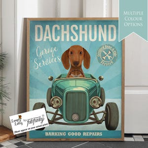 Stampa artistica di cane bassotto rosso oro Wiener in auto hot rod, poster di officina, cane divertente in stile vintage, stampa personalizzata di auto d'epoca per garage