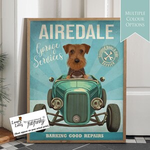 Stampa artistica del cane Airedale in auto hot rod, poster dell'officina, cane divertente in stile vintage, stampa personalizzata di auto d'epoca, decorazione da parete per garage della caverna dell'uomo