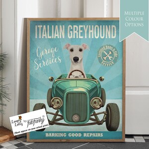 Stampa artistica di un cane levriero italiano bianco in un'auto hot rod, poster di un'officina, cane divertente in stile vintage, stampa personalizzata per auto d'epoca