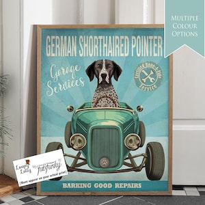 Stampa artistica nera di un cane da caccia tedesco a pelo corto in un'auto hot rod, poster di un'officina, cane divertente in stile vintage Garage di stampe personalizzate per auto d'epoca