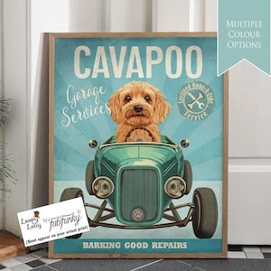 Stampa artistica di un cane dorato Cavapoo in un'auto hot rod, poster di un'officina, cane divertente in stile vintage, stampa personalizzata di un'auto classica per garage
