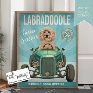Stampa artistica di un labradoodle color crema in un'auto hot rod, poster di un'officina, cane divertente in stile vintage, stampa personalizzata di un'auto classica, arte murale per garage