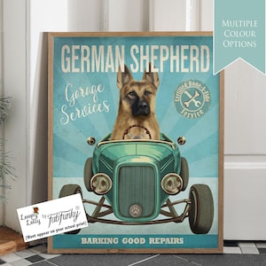 Stampa artistica di un simpatico pastore tedesco in un'auto hot rod, poster di un'officina, cane divertente in stile vintage, stampa personalizzata di un'auto classica, decorazione da parete per garage