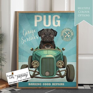 Stampa artistica di un carlino nero in un'auto hot rod, poster di un'officina, cane divertente in stile vintage, stampa personalizzata di un'auto classica, arte murale per garage