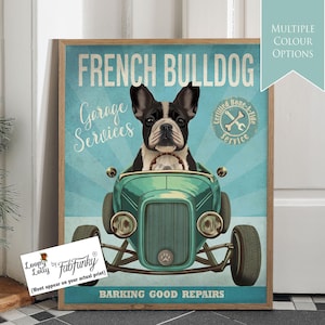Stampa artistica di bulldog francese bianco e nero in auto hot rod, poster di officina, cane divertente in stile vintage, stampa personalizzata di auto d'epoca, arte murale per garage