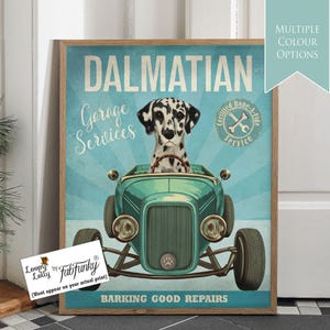 Stampa artistica di un cane dalmata in un'auto hot rod, poster di un'officina, cane divertente in stile vintage, stampa personalizzata di un'auto classica, parete art deco del garage della caverna dell'uomo