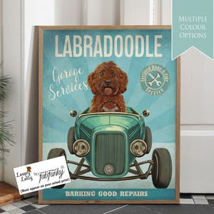 Stampa artistica di un labradoodle al cioccolato marrone in un'auto hot rod, poster di un'officina, cane divertente in stile vintage, stampa personalizzata di un'auto classica, arte murale per garage