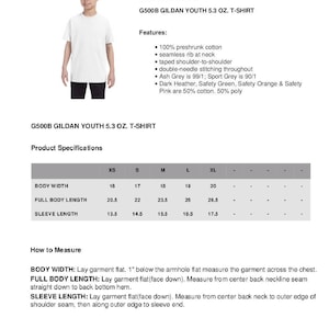 K&ouml;nnte beinhalten: Gr&ouml;&szlig;entabelle f&uuml;r das G500B Gildan Youth 5.3 oz. T-Shirt mit Ma&szlig;en in Zoll f&uuml;r K&ouml;rperbreite, Gesamtl&auml;nge und &Auml;rmell&auml;nge. Die Gr&ouml;&szlig;en umfassen XS, S, M, L und XL.