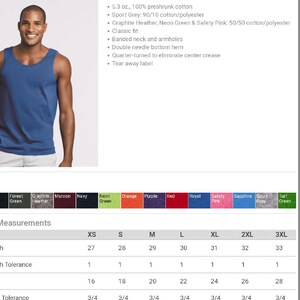 K&ouml;nnte beinhalten: Eine Gr&ouml;&szlig;entabelle f&uuml;r ein Herren-Tanktop. Die Tabelle zeigt die Ma&szlig;e in Zoll f&uuml;r verschiedene Gr&ouml;&szlig;en, einschlie&szlig;lich XS, S, M, L, XL, 2XL und 3XL. Die Tabelle enth&auml;lt auch eine Toleranz von 3/4 Zoll f&uuml;r jede Gr&ouml;&szlig;e.
