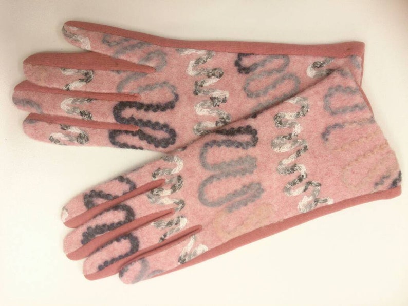 Embroidered Winter Gloves, Touch Screen Gloves, Gloves for Women, Ladies Gloves, Boho Gloves Pink