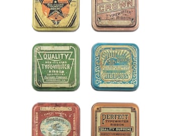 Puede incluir: Seis latas de cintas de máquina de escribir vintage con varios diseños y textos. Las latas presentan marcas como "The Webster" y "Crown". Los colores incluyen amarillo, verde y rojo, con acabados envejecidos y desgastados.