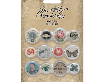 Puede incluir: Un paquete de doce adornos mini flair. Cada adorno es un pequeño botón redondo de plástico transparente con una imagen de estilo vintage. Las imágenes incluyen una esfera de reloj, una mano, una rosa, un letrero de tarifa, el número 54, un perro, una estrella, una mariposa, un retrato de hombre, un pájaro, un letrero de fábrica y un trébol de cuatro hojas.
