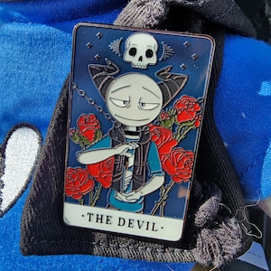 Könnte beinhalten: Eine weiße Keramik-Tasse mit schwarzem Henkel und dem Text "But First, Coffee" in schwarzer, fetter Schrift. Die Tasse steht auf einer weißen Oberfläche.