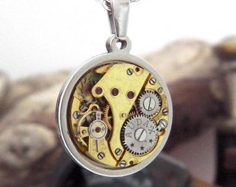 Colgante con mecanismo de reloj vintage y cadena de acero inoxidable. Regalo original. Engranajes steampunk.