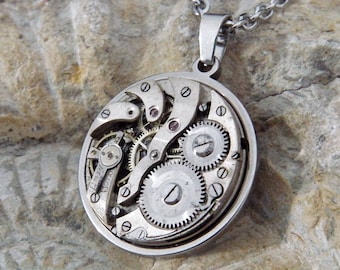 Colgante con mecanismo de reloj vintage y cadena de acero inoxidable. Regalo inusual. Engranajes Steampunk.