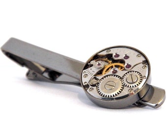 Pasador/clip de corbata estilo steampunk. Mecanismo de reloj vintage. Accesorio para hombre en color gris plomo.