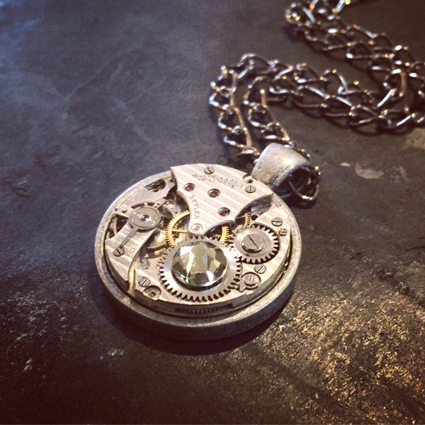 Steampunk Ketting / tegenhanger - met een Vintage Zwitserse horloge mechanisme & Black Diamond Swarovski Crystal.