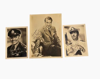 Puede incluir: Tres fotografías vintage en blanco y negro con retratos de hombres con vestimenta militar y formal. Cada fotografía incluye una firma manuscrita en tinta negra sobre la superficie de la imagen, capturando figuras históricas en poses.
