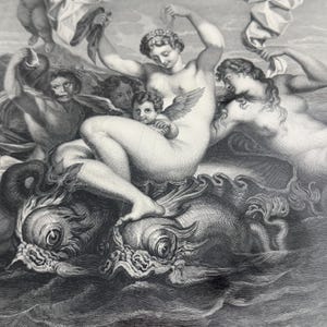 Puede incluir: Grabado en blanco y negro que representa una escena mitol&oacute;gica. Una figura desnuda est&aacute; sentada sobre dos criaturas parecidas a delfines, rodeada de otras figuras. La obra de arte presenta sombreado detallado y un estilo cl&aacute;sico.
