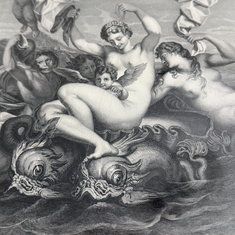 Puede incluir: Grabado en blanco y negro que representa una escena mitol&oacute;gica. Una figura desnuda est&aacute; sentada sobre dos criaturas parecidas a delfines, rodeada de otras figuras. La obra de arte presenta sombreado detallado y un estilo cl&aacute;sico.