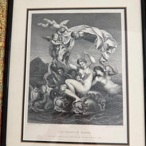 Puede incluir: Impresi&oacute;n en blanco y negro enmarcada de "El Triunfo de Galatea". La obra de arte representa figuras cl&aacute;sicas, incluida una mujer montada en una criatura marina, rodeada de querubines y otras figuras en una composici&oacute;n din&aacute;mica. La impresi&oacute;n est&aacute; en un marco negro.
