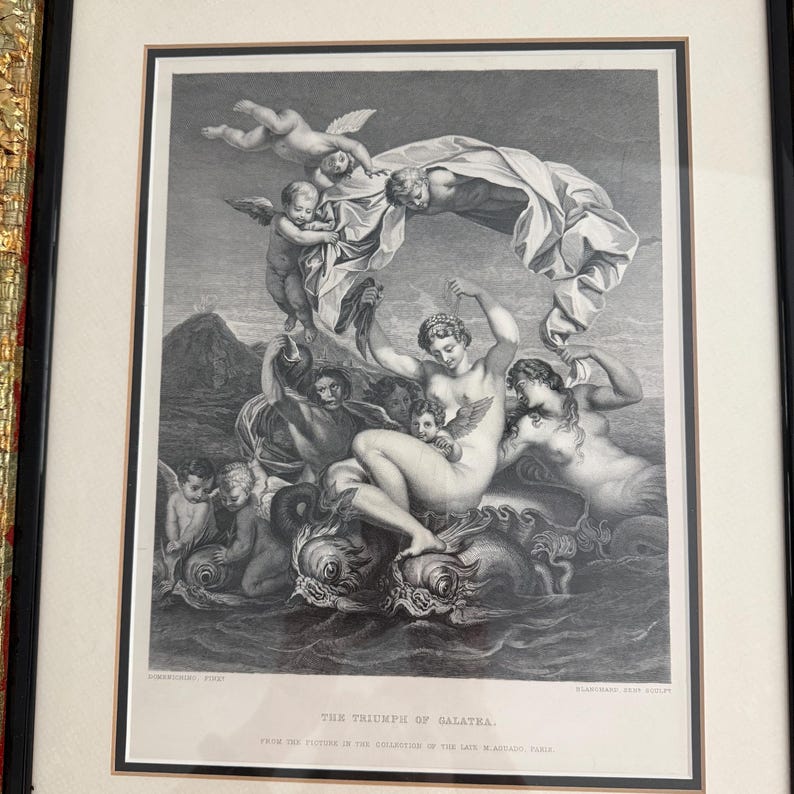 Puede incluir: Impresi&oacute;n en blanco y negro enmarcada de "El Triunfo de Galatea". La obra de arte representa figuras cl&aacute;sicas, incluida una mujer montada en una criatura marina, rodeada de querubines y otras figuras en una composici&oacute;n din&aacute;mica. La impresi&oacute;n est&aacute; en un marco negro.