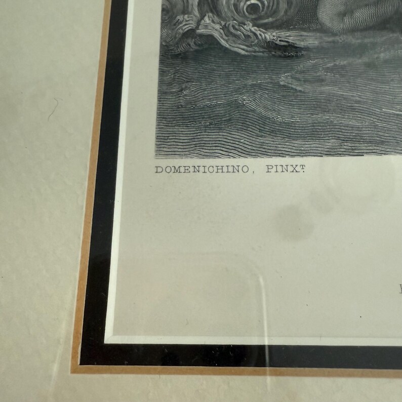 Puede incluir: Obra de arte en blanco y negro enmarcada con el texto "DOMENICHINO, PINXT". La obra es un grabado detallado, que presenta una escena cl&aacute;sica. El marco es negro con un borde interior dorado, sobre un passe-partout crema.