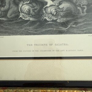 Puede incluir: Impresi&oacute;n en blanco y negro enmarcada de una obra de arte cl&aacute;sica que representa criaturas marinas y figuras. El texto "THE TRIUMPH OF GALATEA" est&aacute; impreso debajo de la imagen, junto con informaci&oacute;n sobre el origen de la imagen.
