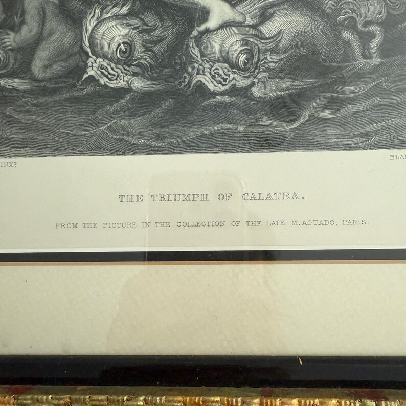 Puede incluir: Impresi&oacute;n en blanco y negro enmarcada de una obra de arte cl&aacute;sica que representa criaturas marinas y figuras. El texto "THE TRIUMPH OF GALATEA" est&aacute; impreso debajo de la imagen, junto con informaci&oacute;n sobre el origen de la imagen.