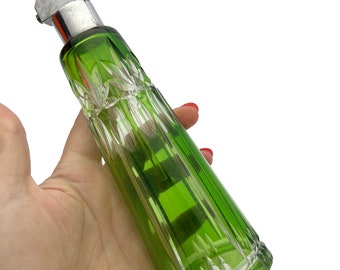 Vintage art-deco Tsjechisch gesneden tot helder groen gebloemd glazen parfumflesje verstuiver
