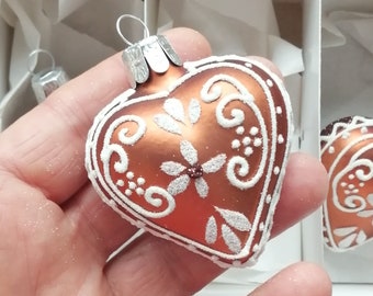 Tjeckisk julgransprydnad med pepparkaka och hjärta i blåst glas