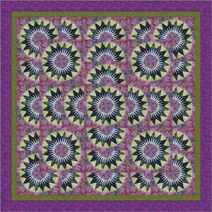 Op de afbeelding: Een quilt met een herhalend patroon van blauwe, groene en witte sterren op een paarse achtergrond. De quilt is omlijst met een groene rand en een paarse rand.