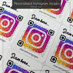 Op de afbeelding: Een set gepersonaliseerde Instagram-stickers met een regenboogkleurig verloopontwerp en de tekst "Scan here..." gedrukt op elke sticker. De stickers bevatten een gestileerd Instagram-logo met een witte cirkel in het midden.