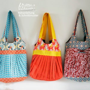 Könnte beinhalten: Drei farbenfrohe Tragetaschen mit gefaltetem Stoff und Blumenmustern. Die Taschen haben gelben, roten, blauen und weißen Stoff. Der Text "frau scheiner Nähnanleitung & Schnittmuster" befindet sich oben im Bild.