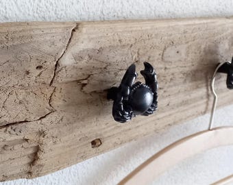 Kledingkast van drijfhout met krabvormige knop, zwart metaal, voor kledinghangers of handdoeken.
