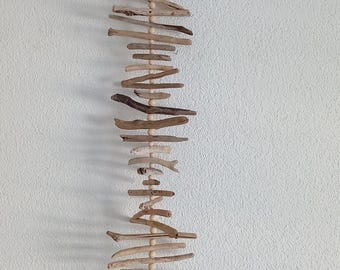 Carillon éolien en bois flotté avec perles de bois clair et pierre de sorcière