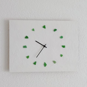 Wandklok met zeeglas, op wit MDF met textuurpasta