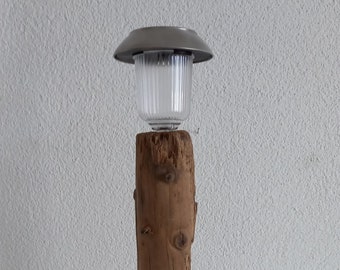 Leuchtturm - LED-Solarleuchte auf Treibholz