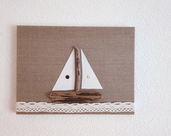 Treibholz Schiff mit Baumwollstoff Segel und Spitzenband - Segelschiff Collage auf Natur Leinwand