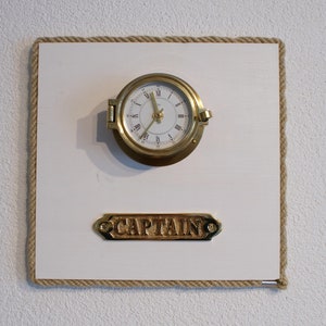 Horloge du navire dans le hublot du capitaine