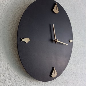 Reloj de pared azul oscuro beige con velero y pescado hecho de madera en estilo marítimo imagen 3