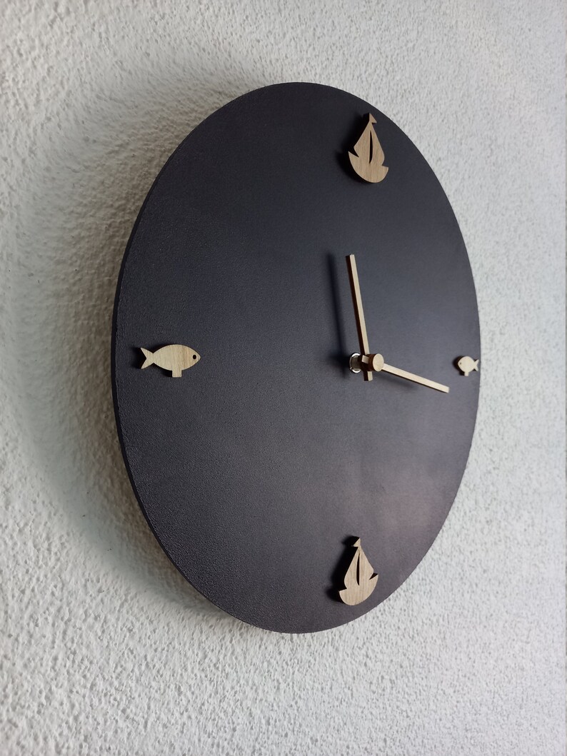 Reloj de pared azul oscuro beige con velero y pescado hecho de madera en estilo marítimo imagen 3