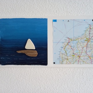 Velero con una sección de mapas de Dinamarca - cuadros acrílicos - collage con cerámica, madera flotante y pintura acrílica
