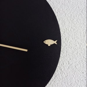 Reloj de pared azul oscuro beige con velero y pescado hecho de madera en estilo marítimo imagen 6