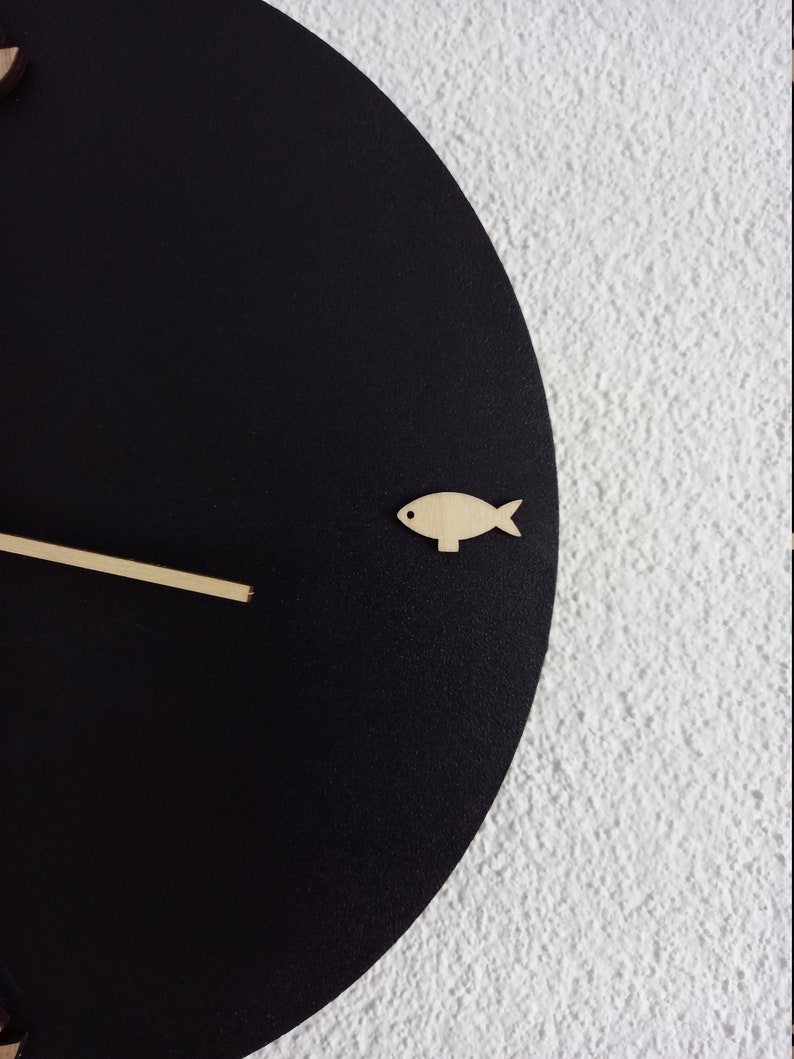 Reloj de pared azul oscuro beige con velero y pescado hecho de madera en estilo marítimo imagen 6