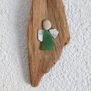 Schutzengel aus Seaglass auf Treibholz