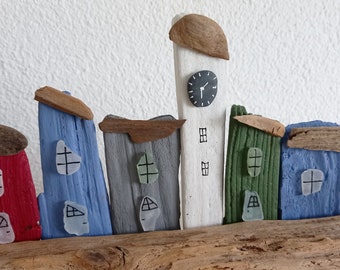 Driftwood houses - maritime in blue, white and green - house by the sea