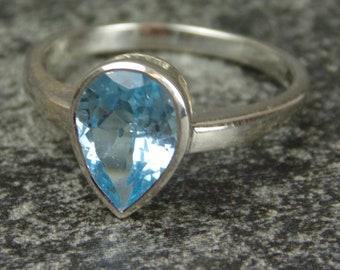 Bague en Topaze Bleue à Facettes en Argent Sterling Taille 6