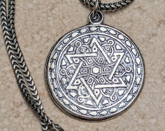 Collier talisman/amulette en argent sterling gravé avec un équilibre entre masculin et féminin